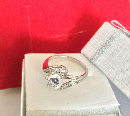 Unique 1 Carat Simulated Diamond Twist Ring. Size 8 / Q !!!