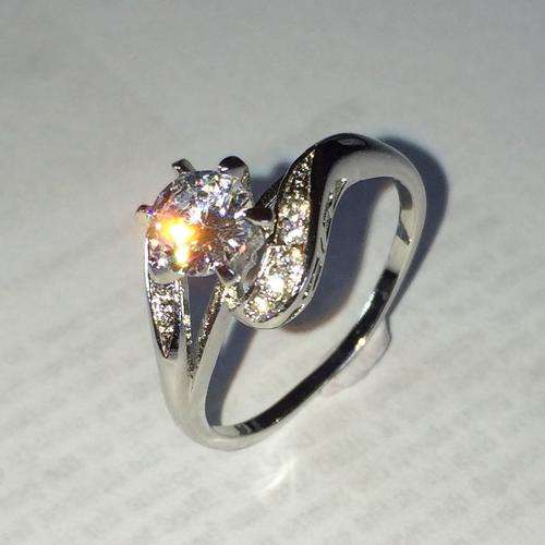 Unique 1 Carat Simulated Diamond Twist Ring. Size 9 / R3/4 !!!