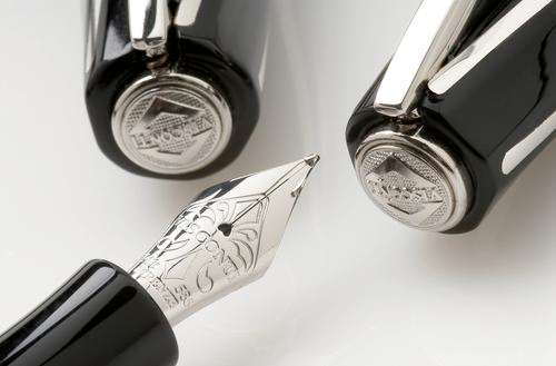 Visconti_Divina_Black_(2).jpg