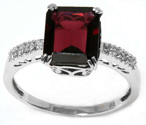 FINE SOLID 9KT WHITE GOLD GARNET AND DIAMOND RING NO RESERVE!!