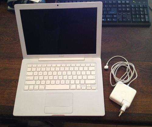 Apple MacBook (White)