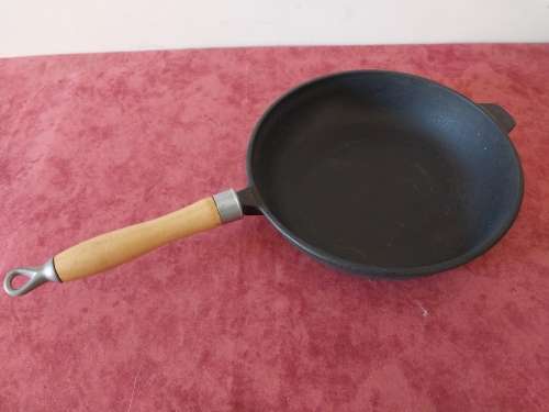 Cast iron frying pan