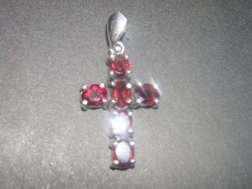 **CRAZY R1 START** Lovely, Dainty garnet stones cross pendant set in sterling silver