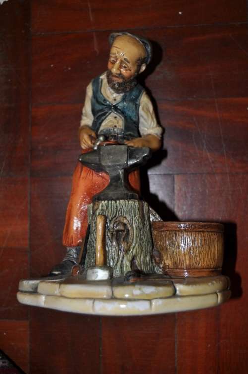 NATURECRAFT ENGLAND BLACKSMITH FIGURINE REF 837