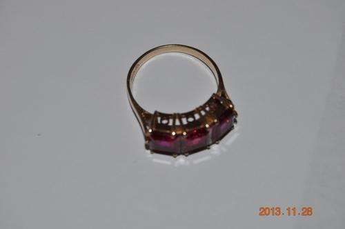 CRAZY START R1 !!!! STUNNING VINTAGE 9C RING WITH THREE RED STONES WEIGHT: 3.3G