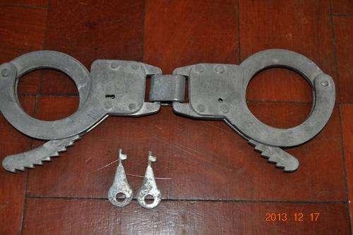 AWESOME!!! VINTAGE HANDCUFFS WITH TWO KEYS!!!