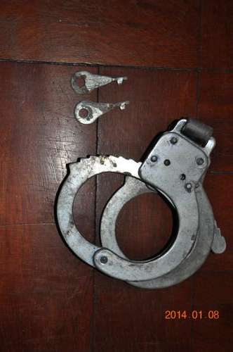 AWESOME!!! REAL VINTAGE HAND-CUFFS WITH KEY!!!