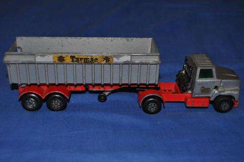 METAL MADE TRUCK AND PLATFORM,MATCHBOX,ENGLAND