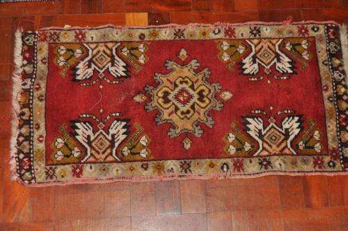 BEAUTIFUL VINTAGE SMALL PERSIAN HAND MADE CARPET