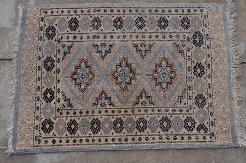 BEAUTIFUL PERSIAN HANDMADE CARPET IN GOOD CONDITION 67X93CM