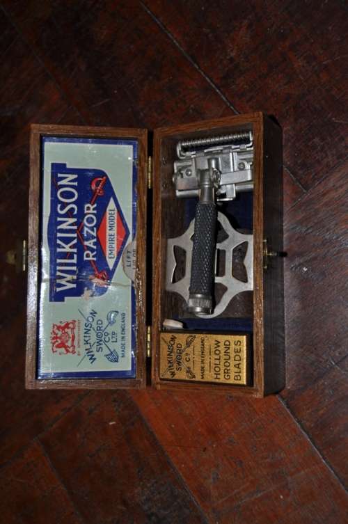 WOW!!! WILKINSON RAZOR IN WOODEN BOX