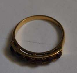 18 CT SOLID GOLD RING WITH GARNETS-2,7 GRAM