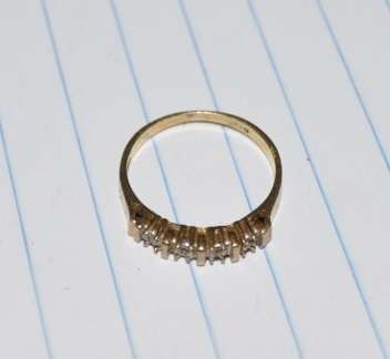 VINTAGE 9K SOLID GOLD LITTLE DIAMONDS RING,-2 GRAM