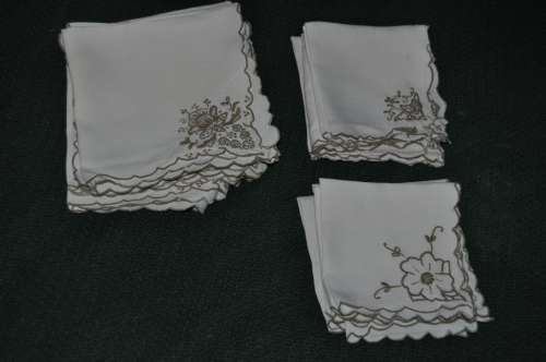 COLLECTION OF LINEN EMBROIDERED NAPKINS