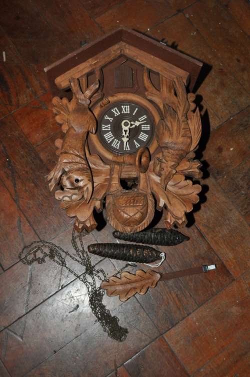 AWESOME GERMAN CUCKOO CLOCK IN GOOD CONDITION