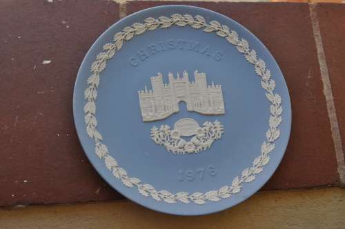 WEDGEWOOD JASPERWARE CATHEDRAL CHRISTMAS 1976 PLATE