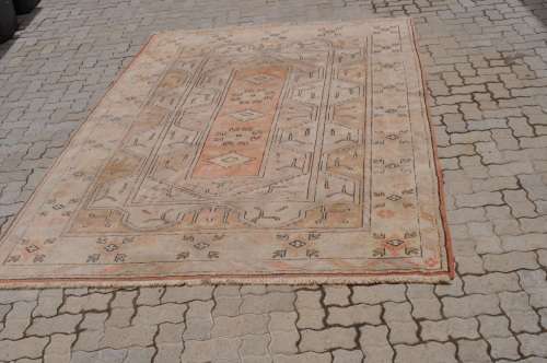 FANTASTIC PERSIAN HANDMADE CARPET-JUST LOOK AT THIS!!!! 198X273CM