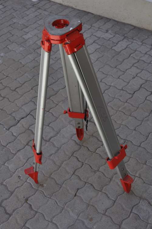 Fantastic vintage metal surveyor tripod in good condition! Perfect to mount a light!!!