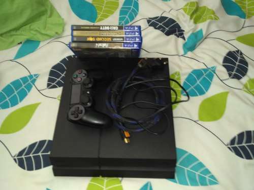 Playstation 4 500 gig with 1 controller and 4 games