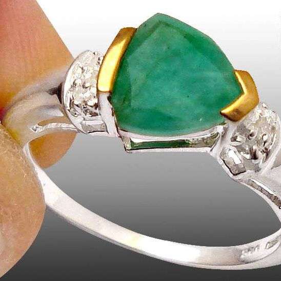 BEAUTIFUL EMERALD AND DIAMOND 925 STERLING SILVER RING SIZE 7