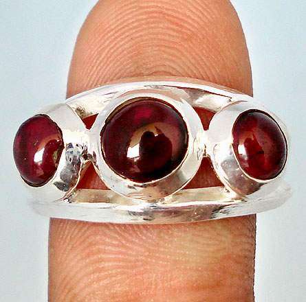 DAINTY RED GARNET ROUND 925 STERLING SILVER TRILOGY RING SIZE 7 1/2