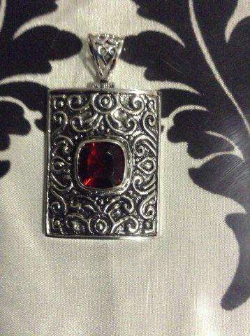 BEAUTIFUL FASHION RED QUARTZ GEMSTONE PENDANT