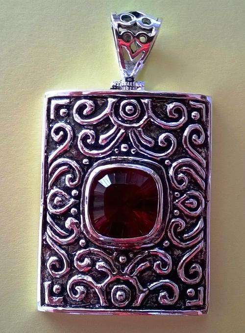 BEAUTIFUL FASHION RED QUARTZ GEMSTONE PENDANT