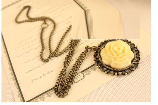 BEAUTIFUL ALLOY CREAM YELLOW FLOWER PENDANT AND CHAIN