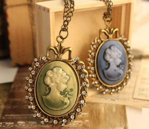 BEAUTIFUL ALLOY GREEN CAMEO PENDANT AND CHAIN