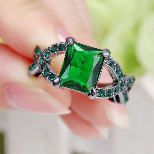 Beautiful Emerald Green Crystal Ring - Size 8 1/2