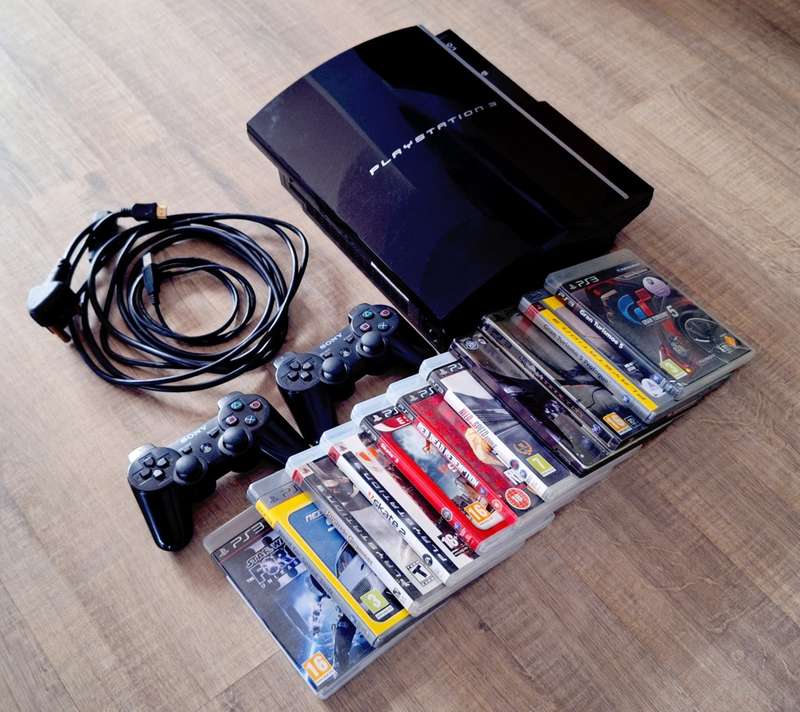 Playstation 3 Phat 80GB Console + 2 Original Controllers + 11 Games (PS3)