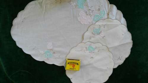 Machine embroidered doilies - set