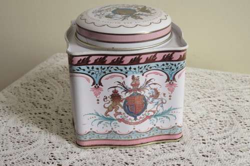 Vintage tin - tea caddy - Queen Elizabeth