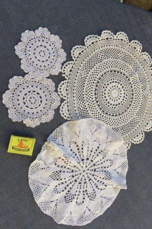 Lot of ecru doilies