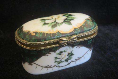 Pretty Del Prado porcelain pill box