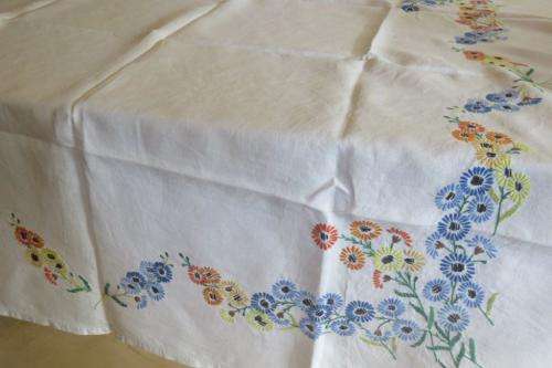Embroidered tablecloth - 104 x104cm