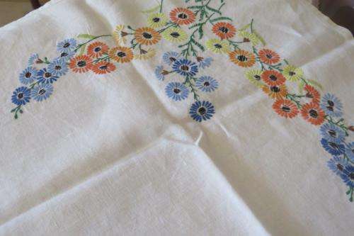 Embroidered tablecloth - 104 x104cm