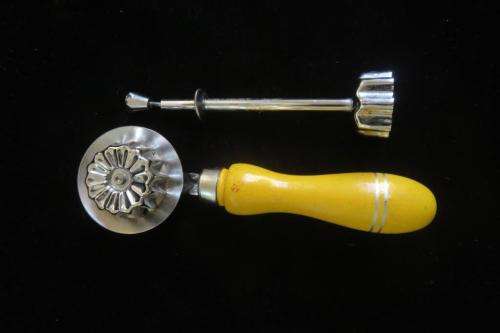 Nutbrown pie crimper