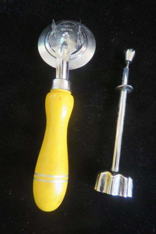 Nutbrown pie crimper