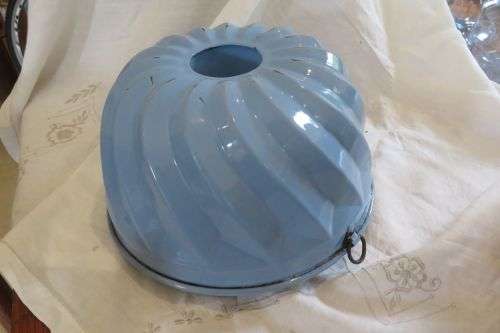 Enamel jelly / cake mould