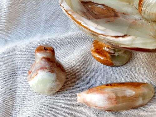 Gorgeous Onyx fruit stand with 4 fruit