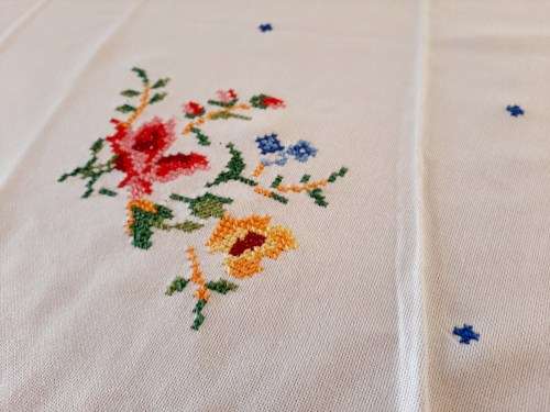 Square tablecloth with hand embroidery - 165 x 165 cm.