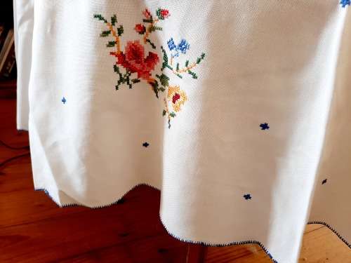 Square tablecloth with hand embroidery - 165 x 165 cm.