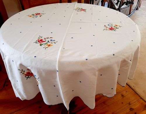 Square tablecloth with hand embroidery - 165 x 165 cm.