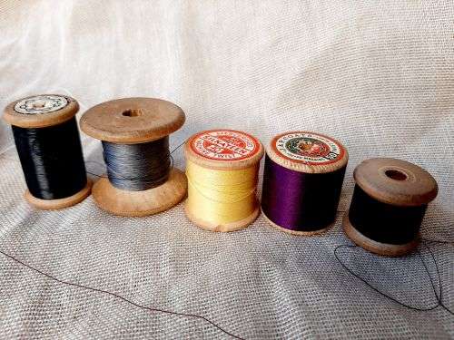 5 wooden cotton reels