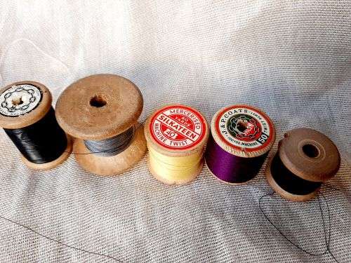 5 wooden cotton reels