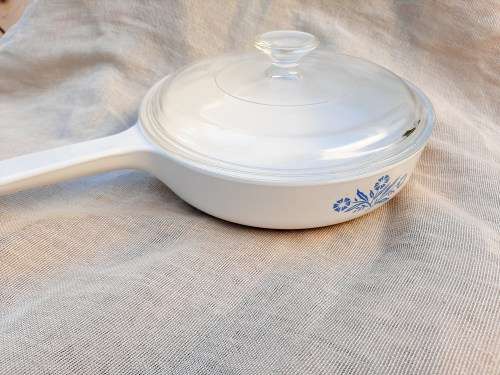 Corningware frying pan - rangetopper - N-8 1/2-b - with lid (small chip)