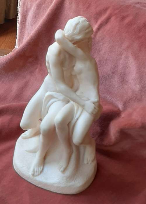 The Kiss figurine - resin - 23 CM high good condition