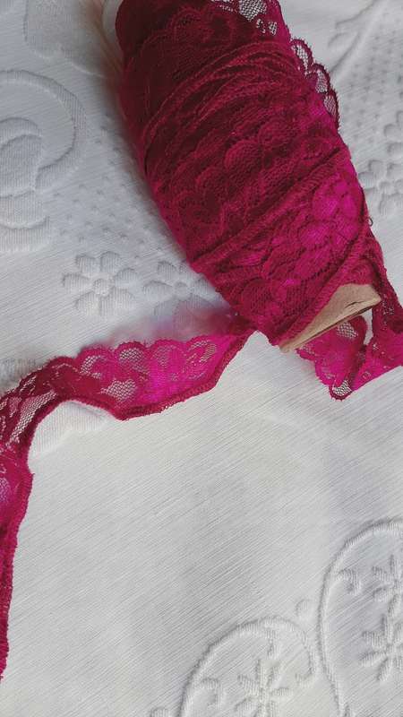 3m of pink purple stretch lace, synthetic 2.5cm wide,