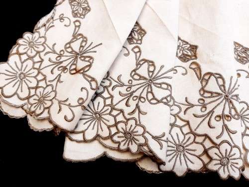 Set of 5 large Madeira embroidered linen napkins -43 x 43 cm